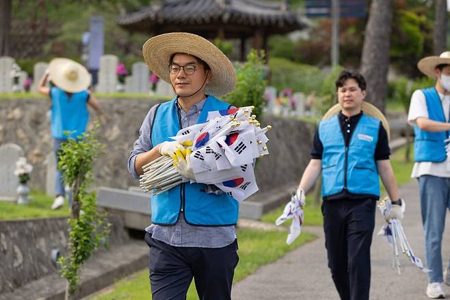 지난 28일 쿠팡풀필먼트서비스 정종철 법무부문 대표이사가 서울현충원에서 직원들과 함께 묘역 단장 봉사활동을 하고 있다. 쿠팡풀필먼트서비스 제공.