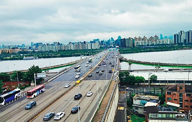 한남대교: 본래 강남 개발이 아닌 군사적 목적으로 개발했지만 결과적으로 강남 부동산 개발(말죽거리 신화)의 일등공신이 된 일명 ‘제3한강교’.