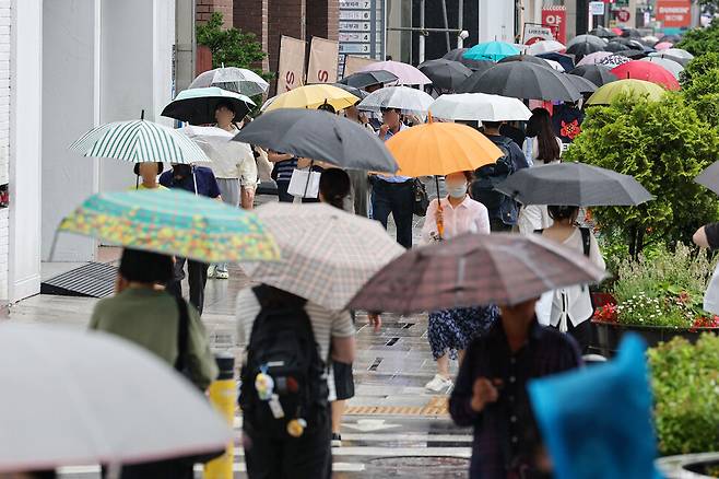 호우주의보가 내려진 29일 오후 서울 강남역 인근에서 우산을 쓴 시민들이 이동하고 있다. 연합뉴스