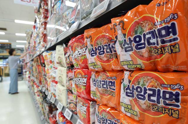 28일 오후 서울 시내 대형마트에 진열된 라면. 농심, 삼양식품, 오뚜기 등 라면 회사들은 7월 1일부터 각 회사 대표 제품의 가격을 인하한다. 뉴시스
