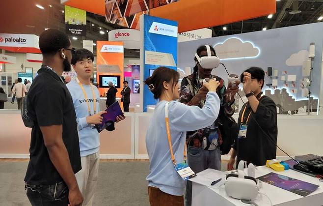MWC 라스베가스에서 관람객에게 VR을 시연하는 모습, 출처: 쉐어박스