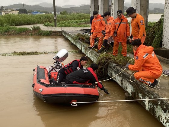 28일 소방대원들이 전남 함평군 송로리 인근에서 폭우로 불어난 하천 수문을 열다 실종된 수문관리자를 찾고 있다. [사진 전남소방본부]