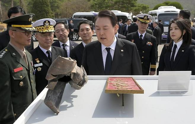 윤석열 대통령이 3월 24일 대전 유성구 국립대전현충원에서 열린 제8회 서해수호의 날 기념식이 끝난 뒤 행사장 앞에 전시된 천안함 피격 당시 물품 등을 살펴보고 있다. 김범준 기자