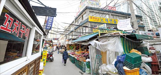 매입할 때 주택 수에 포함되지 않고 완공 후 아파트를 받을 수 있는 시장 정비사업이 관심을 끌고 있다. 사업시행인가 단계인 서울 마포구 공덕동 마포공덕시장 모습.  한경DB