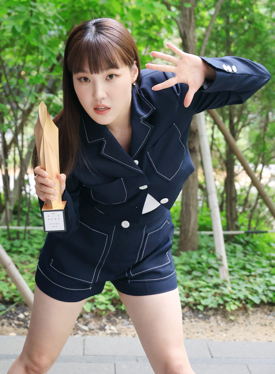 Comedian Lee Eun-ji, winner of the Best Female Entertainer award at the 59th Baeksang Arts Awards' TV section, poses for photos after an interview with the Korea JoongAng Daily in Sangam-dong, western Seoul. [BAEKSANG ARTS AWARDS ORGANIZING COMMITTEE]