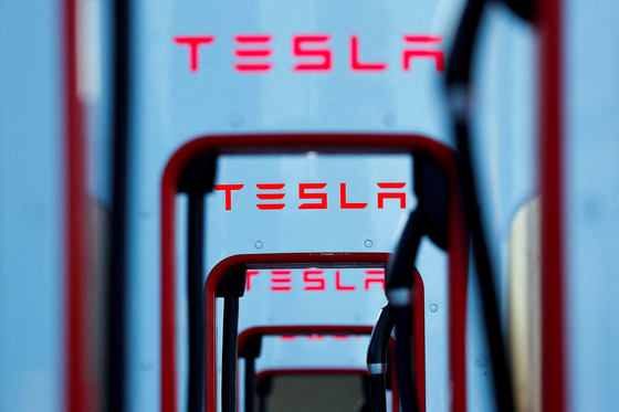 Tesla Superchargers displayed in Mojave, California [REUTERS/YONHAP]