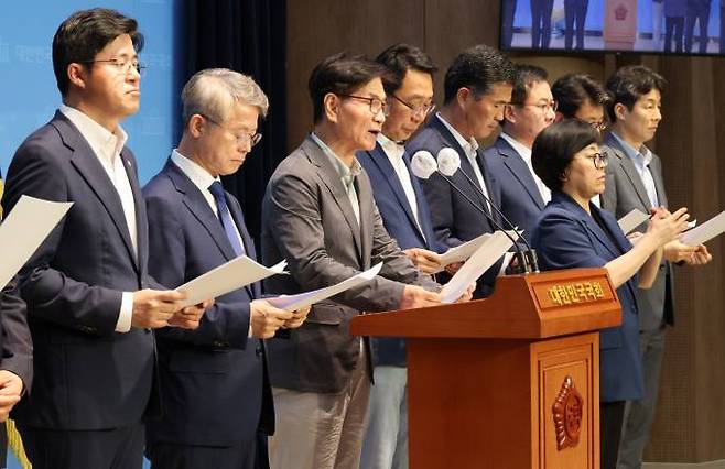 민주당 이용선 등 문재인 정부 청와대 출신 의원들이 29일 국회에서 윤석열 대통령의 '반국가세력' 발언 규탄 기자회견을 하고 있다.   연합뉴스