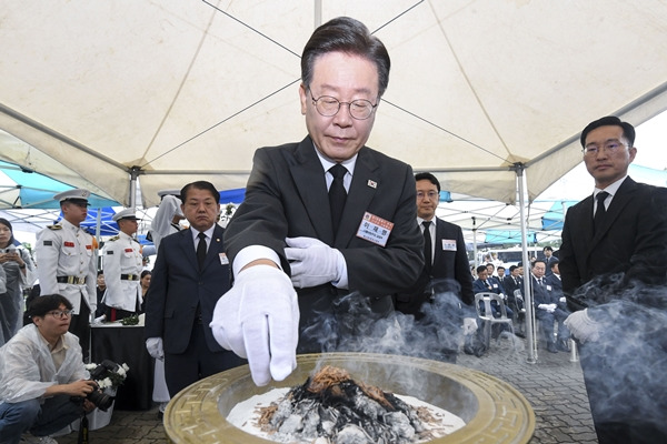 이재명 더불어민주당 대표가 29일 경기도 평택시 해군 제2함대사령부에서 열린 '제2연평해전 승전 21주년 기념행사'에서 분향하고 있다. 연합뉴스