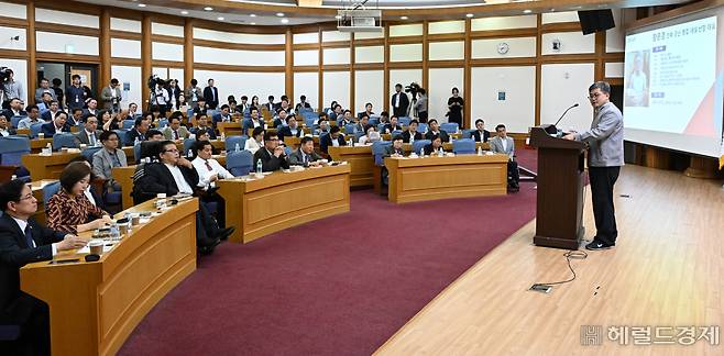 함운경 국민동행 전북지부 대표가 28일 서울 영등포구 여의도 국회 의원회관에서 열린 국민의힘 국민공감 열한번째 공부모임에 참석해 강연을 하고 있다. 임세준 기자