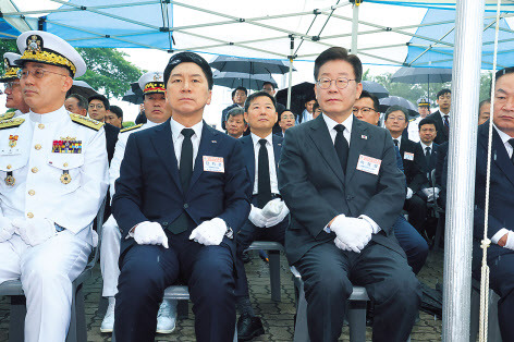 김기현(가운데) 국민의힘 대표와 이재명(오른쪽) 더불어민주당 대표가 29일 오전 경기도 평택시 해군 제2함대사령부에서 열린 ‘제2연평해전 승전 21주년 기념행사’에 참석해 나란히 앉아있다. [연합]