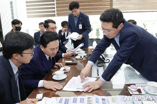 [용인=뉴시스]원희룡 국토교통부 장관에게 용인시의 현안을 설명하는 이상일(오른쪽 첫번째) 시장(사진=용인시 제공)