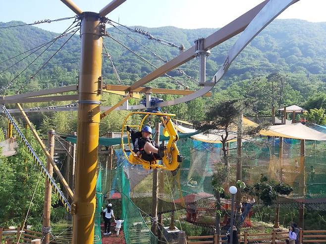 [진주=뉴시스]진주시, 월아산 숲속의 진주에 설치된 에코라이더 운영. *재판매 및 DB 금지