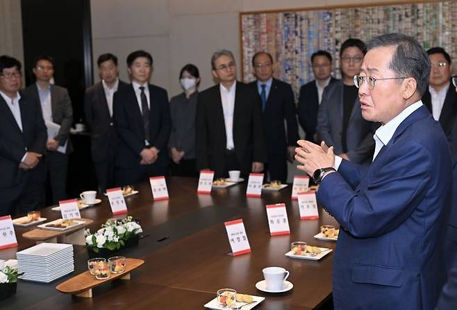 [대구=뉴시스]홍준표 대구시장이 29일 오후 서울 여의도에 위치한 페어몬트 앰배서더 서울 호텔에서 열린 대구시 투자설명회에서 참석자들에게 설명을 하고 있다(사진=대구시 제공) 2023.06.29 photo@newsis.com *재판매 및 DB 금지