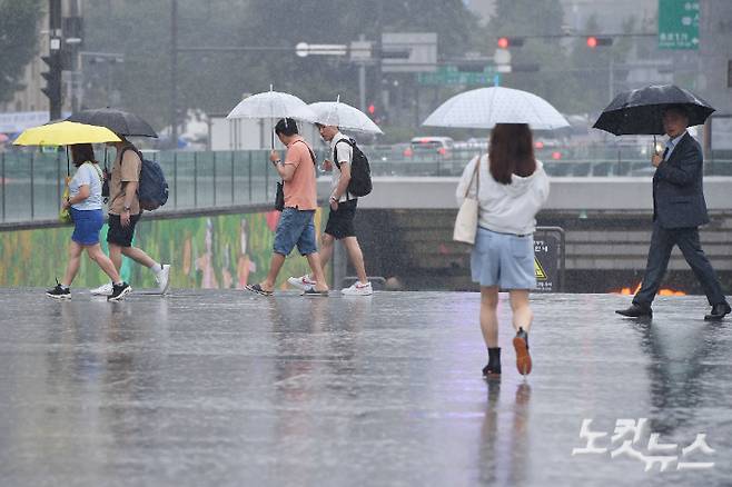 우산을 쓴 시민들이 발걸음을 재촉하고 있다. 류영주 기자