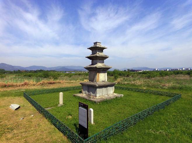 미탄사지 삼층석탑 전경. 경주시 제공