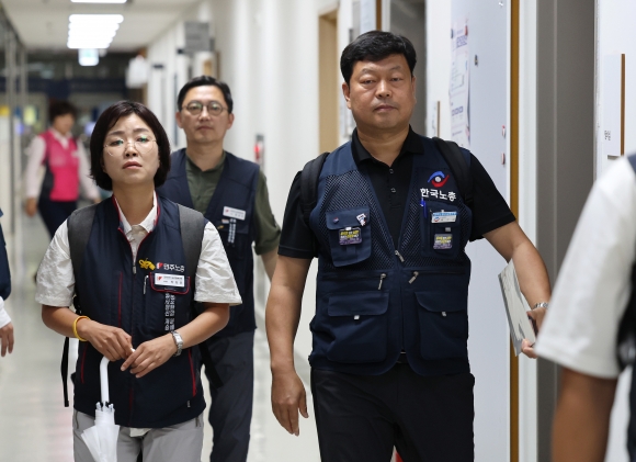 류기섭 한국노총 사무총장(오른쪽)과 박희은 민주노총 부위원장(왼쪽)을 비롯한 근로자위원들이 29일 정부세종청사 최저임금위원회 회의실에서 열린 제9차 전원회의에 참석하고 있다. 근로자위원들은 지난 27일 제8차 전원회의에서 ‘정부의 노동 탄압’을 주장하며 전원 퇴장했다. 연합뉴스