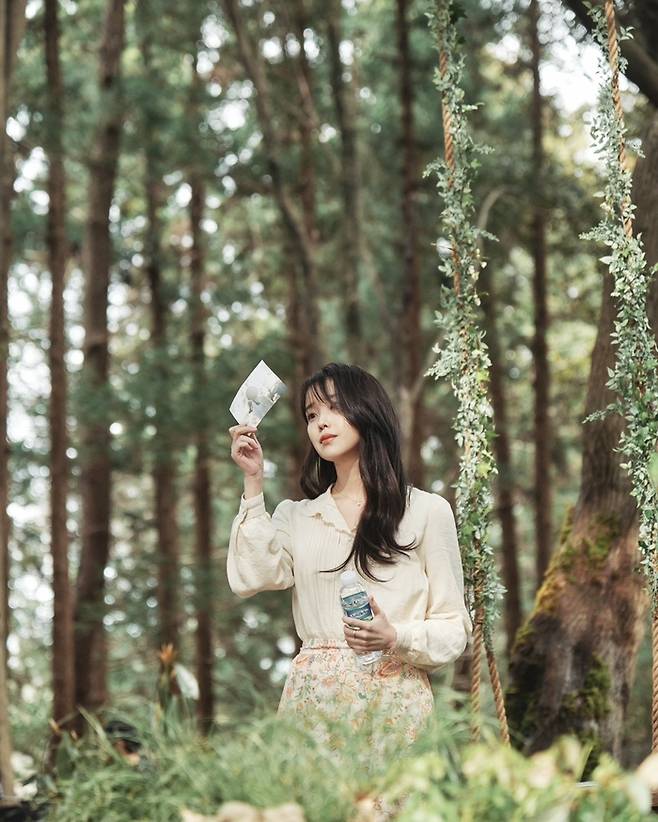 가수 겸 배우 아이유가 참여한 제주삼다수 새 광고 비하인드 이미지. 사진 제주특별자치도개발공사