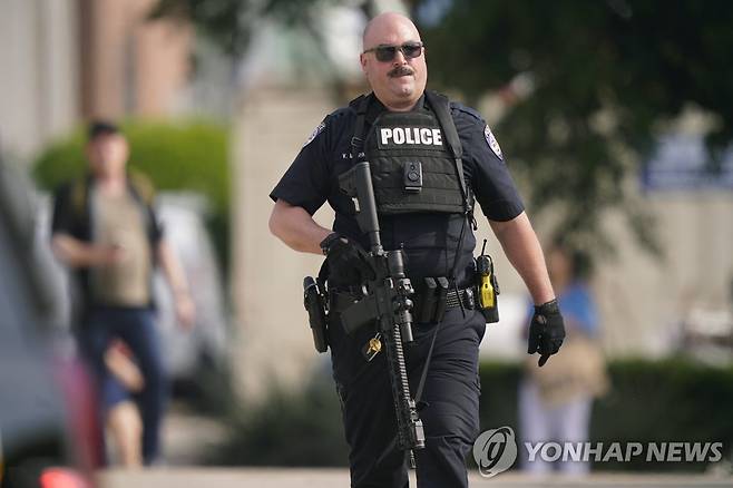 텍사스 쇼핑몰 총기난사 현장의 경찰(기사 내용과 직접적인 관련 없음) [AP 연합뉴스 자료사진. 재판매 및 DB 금지]