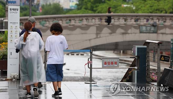 장맛비에 폐쇄된 청계천 (서울=연합뉴스) 김도훈 기자 = 전국적으로 장맛비가 내린 26일 오전 서울 청계천 산책로 입구가 침수 위험으로 폐쇄돼 있다. 2023.6.26 superdoo82@yna.co.kr