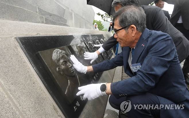 얼굴 부조상 어루만지는 유가족 (평택=연합뉴스) 홍기원 기자 = 29일 오전 경기도 평택시 해군 제2함대사령부에서 열린 '제2연평해전 승전 21주년 기념행사'에서 유가족이 해전 영웅들의 얼굴 부조상을 어루만지고 있다. 2023.6.29 [공동취재] xanadu@yna.co.kr