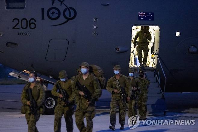 솔로몬제도에 배치되는 호주 방위군 2021년 11월 26일 솔로몬 제도 호니아라 공항 내 호주 공군 수송기에서 호주 방위군이 내리고 있다. 
[EPA 연합뉴스 자료사진. 재판매 및 DB 금지]