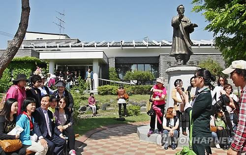 정지용문학관 찾은 관광객들 [연합뉴스 자료사진]