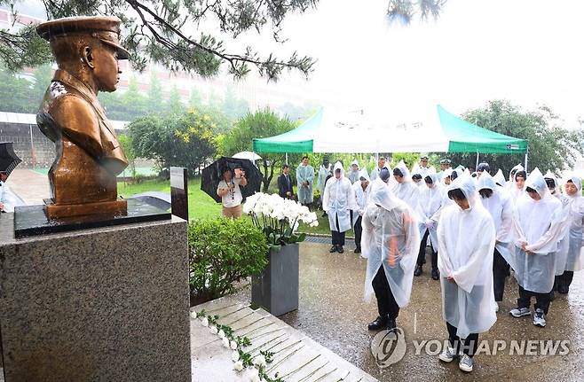 헌화하는 송도고 해군주니어 ROTC 대원들 (인천=연합뉴스) 임순석 기자 = 29일 오후 인천시 연수구 송도고등학교에서 열린 윤영하 소령 21주기 추모식에서 송도고 해군주니어 ROTC 대원들이 윤 소령 흉상에 헌화하고 있다. 2023.6.29 soonseok02@yna.co.kr