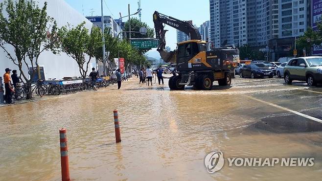 상수도관 파열 [연합뉴스 자료사진. 기사 내용과 무관]