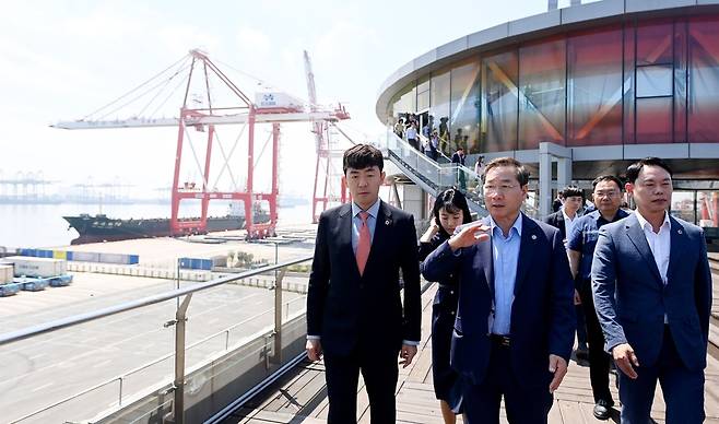 물동량 세계 4위의 중국 톈진항 시찰하는 유정복 시장(가운데) [인천시 제공]