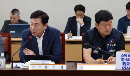 사용자위원인 류기정 한국경영자총협회 전무가 29일 오후 세종시 정부세종청사 최저임금위원회 회의실에서 열린 제9차 전원회의에서 발언하고 있다. 오른쪽은 근로자위원인 류기섭 한국노총 사무총장.(사진=연합뉴스)