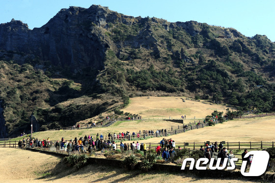 제주 서귀포시 성산일출봉이 많은 관광객들로 북적이고 있다(뉴스1DB)ⓒ News1