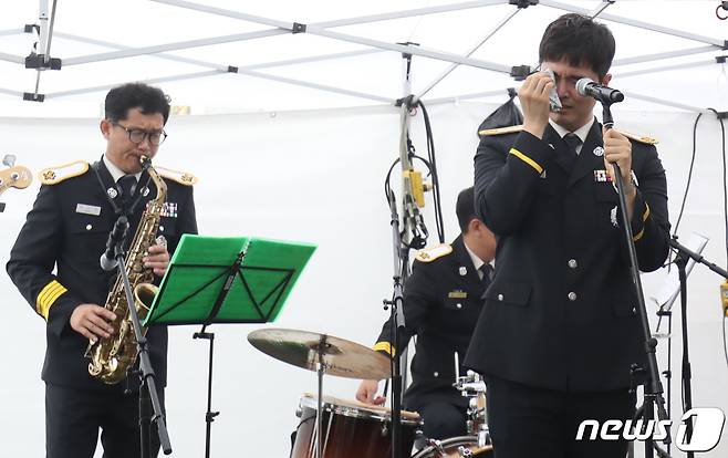 30일 울산시 중구 성남동 문화의거리 일원에서 '소방관노명래길' 명예도로명 부여 기념식이 열린 가운데 중앙소방악대 소방관이 추모공연 중 눈물을 흘리고 있다. 2023.6.30/뉴스1 ⓒ News1 조민주 기자