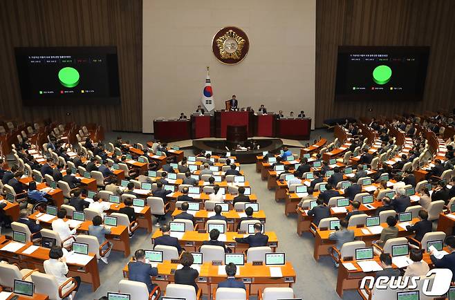 30일 오후 서울 여의도 국회에서 열린 제407회 국회(임시회) 제7차 본회의에서 가상자산 이용자 보호 등에 관한 법률안이 통과되고 있다. 2023.6.30/뉴스1 ⓒ News1 송원영 기자