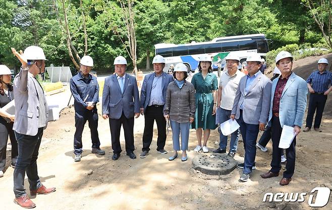 계룡시의회 의원들이 계룡생활자원회수센터 공사현장을 점검하고 있다. (계룡시의회 제공) /뉴스1