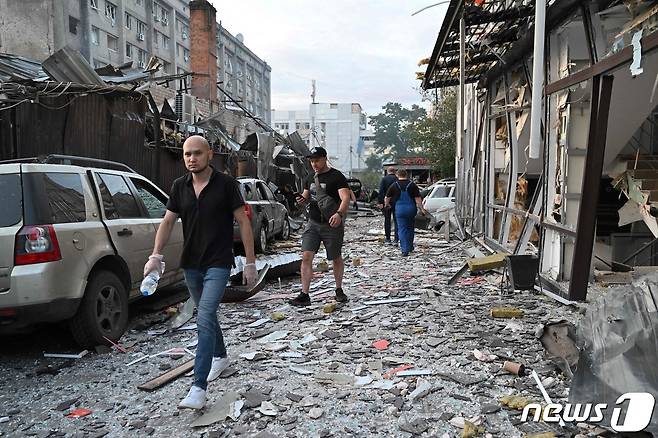 27일(현지시간) 우크라이나 크라마토르스크에서 러시아 군의 미사일 포격을 받아 40여명이 사상을 당하며 박살 난 레스토랑의 모습이 보인다. 2023.06.28 ⓒ AFP=뉴스1 ⓒ News1 우동명 기자