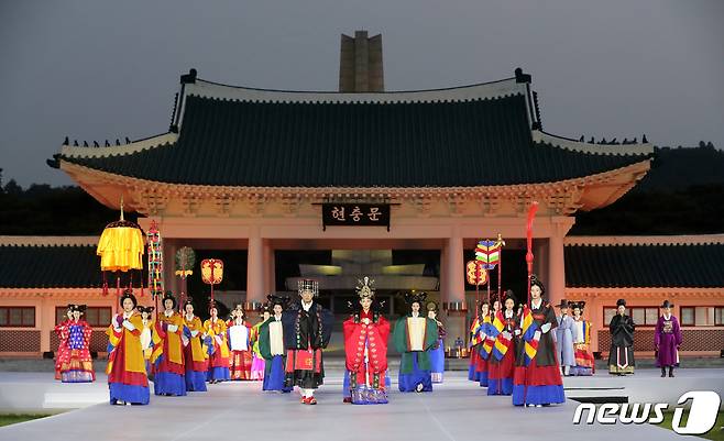 30일 오후 서울 동작구 국립서울현충원 겨레얼마당에서 열린 '제복-한복 패션쇼 자락을 펴다'에서 모델들이 한복을 입고 런웨이를 걷고 있다. 2023.6.30/뉴스1 ⓒ News1 이승배 기자