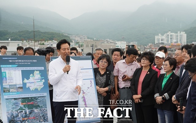 오세훈 서울시장이 30일 오전 덕성여대 차미리사기념관 옥상에서 열린 북한산고도지구 개선안을 설명하고 있다. /서울시