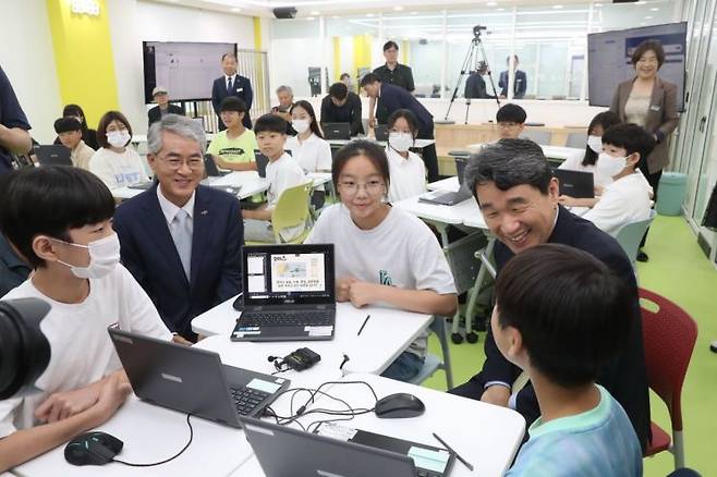 박종훈 경남교육감(왼쪽 두 번째)과 이주호 교육부장관(왼쪽 네 번째)이 아이톡톡과 아이북을 활용한 수업에서 아이들과 대화하고 있다. [사진제공=경남교육청]