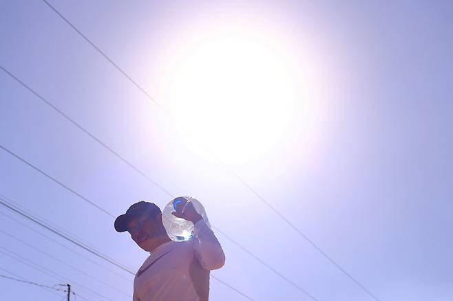 멕시코 치와와주 시우다드후아레스에서 한 남성이 무더운 날씨에 물을 나르고 있다. /로이터 연합뉴스