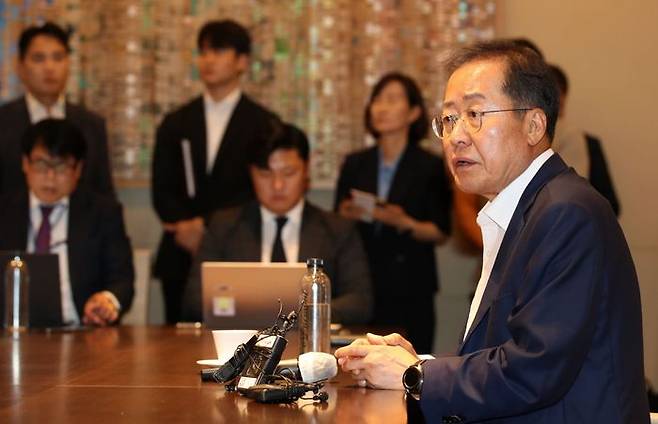 홍준표 대구시장이 29일 오후 서울 영등포구 페어몬트 앰배서더 서울 호텔에서 열린 기자간담회에서 취재진 질문에 답변하고 있다. ⓒ뉴시스