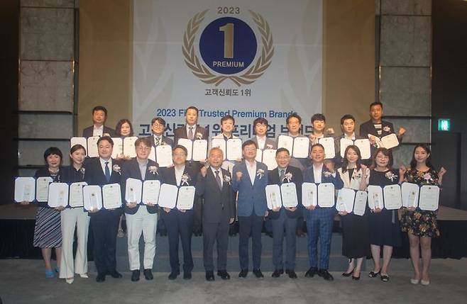 지난 29일 열린 '2023 고객신뢰도 1위 프리미엄 브랜드' 시상식 기념촬영 모습 ⓒ대웅제약