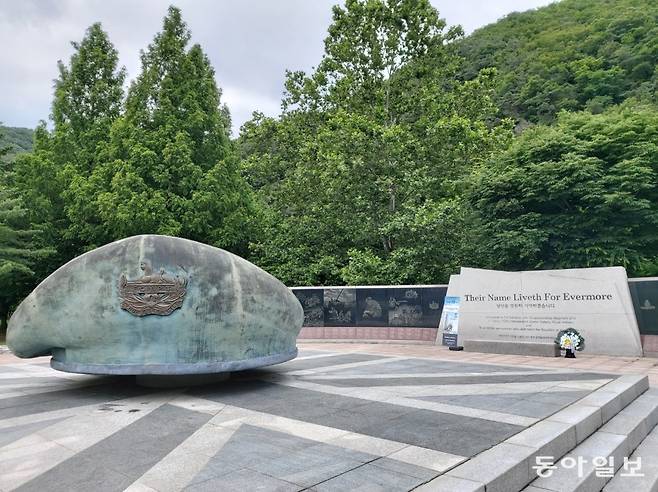 파주 설마리 전투 추모공원에 ‘당신을 영원히 기억하겠습니다’라는 참전 용사에게 바치는 문구가 쓰여있다. 왼쪽 베레모는 이 전투에 참가한 글로스터 대대가 과거 1801년 이집트 알렉산드리아 전투에서 전공을 세운 것을 기념한다. 파주=구자룡 기자