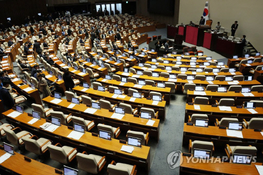 30일 오후 국회에서 열린 본회의에서 '노란봉투법'(노동조합 및 노동관계조정법 개정안) 부의의 건이 여당인 국민의힘 의원들의 퇴장 속에 표결 처리되고 있다.<연합뉴스>