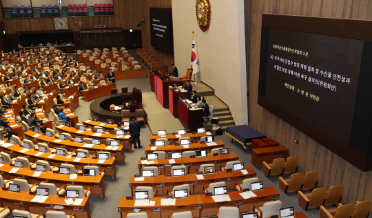 30일 국회 본회의에서 후쿠시마 오염수 방류 철회 촉구 결의안을 처리하고 있다. 국민의힘은 표결에 참여하지 않고 퇴장했다.  연합뉴스