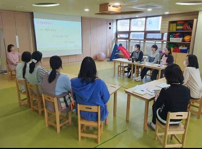 장애아통합어린이집인 서울시 중랑구 면일어린이집은 ‘장애아 통합 교육’에 대한 선생님과 부모의 이해도를 높이기 위해 주기적으로 교육을 시행한다. 면일어린이집 제공