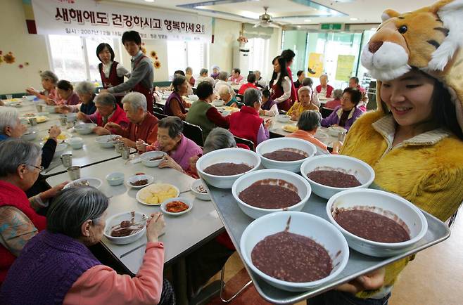 서울 종로구 구기동 청운양로원에 한 죽전문회사가 동지팥죽 나눔 행사를 하고 있다. 사진 강창광 기자