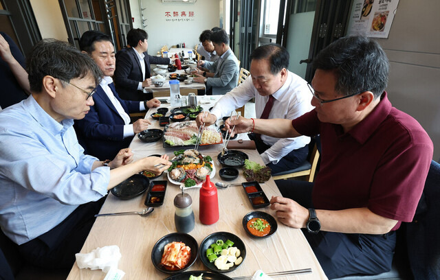 국회 국방위 소속 국민의힘 한기호, 신원식, 이헌승 의원과 보좌관 등이 28일 오후 서울 영등포구 노량진 수산시장의 한 식당에서 회를 먹고 있다. 윤운식 선임기자