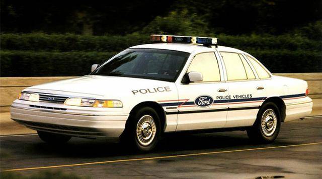 포드 크라운 빅토리아