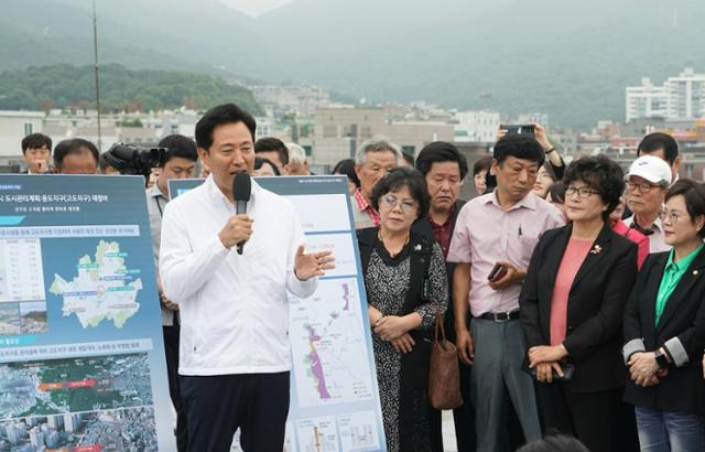 오세훈 서울시장이 30일 서울 도봉구 덕성여대 차미리사기념관에서 북한산고도지구 현황 및 재정비 관련 질의응답을 하고 있다. 연합뉴스