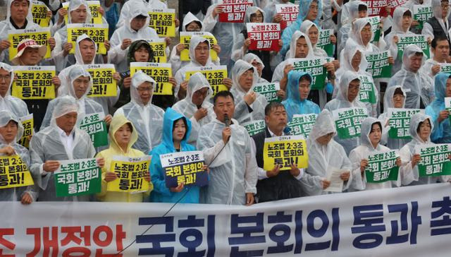 양경수 민주노총 위원장이 29일 오전 서울 여의도 국회 본청 앞 계단에서 열린 민주노총, 한국노총, 노조법 2·3조 개정운동본부의 노조법 2·3조 개정안 국회 본회의 통과 촉구 기자회견에서 발언하고 있다. 연합뉴스